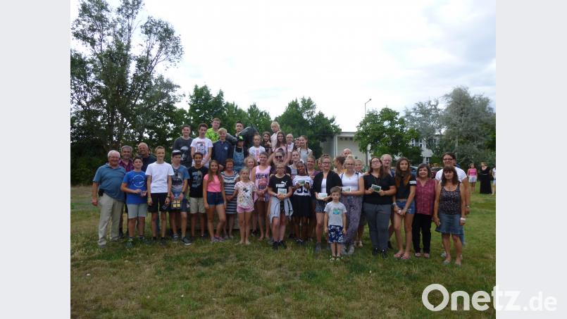 Kinder aus Hortobagy und Pressath zusammen mit den Lehrkräften und einigen Gasteltern am „Pferdedenkmal“ vor dem Sandor Pötefi Schule in Hortobagy. is