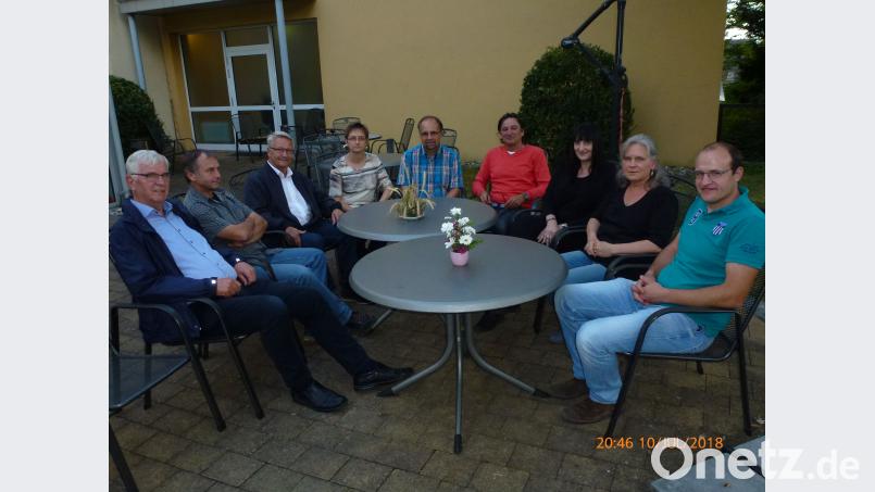 Das Bild zeigt Caritas-Heimleiter Wolfgang Hiemer (Sechster von links) und Pflegedienstleiterin Mirjam Pauser (Vierte von links) im Kreis der Mitglieder des ÖDP-Kreisvorstandes Amberg-Sulzbach. Michael Birner