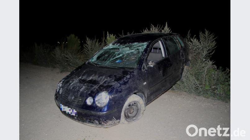 Nach Auskunft der Polizei Neutraubling überschlug sich auf den Feldweg eine 19-jährige Fahrerin mit ihrem Auto mehrmals Auer, Alexander