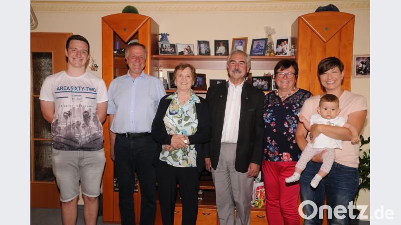 Maria Anzer (Dritte von links) feiert 85. Geburtstag. Auch Bürgermeister Karl-Heinz Preißer (Vierter von rechts) gratuliert. Dominik, der jüngste Enkel, Sohn Hans Anzer (von links) Enkelin Martina mit Marie der jüngsten Urenkelin und Tochter Resi Scheidler (von rechts) freuen sich mit der Jubilarin über die Gäste. bey