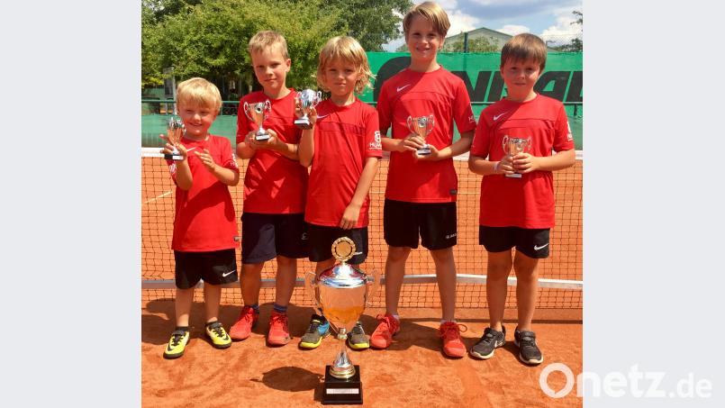Der TC Rot-Weiß Auerbach II bejubelt in der U9-Kleinfeld die Bezirksmeisterschaft. lst
