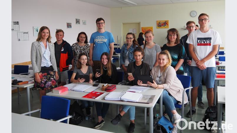 Fachbetreuerin Christine Völkl (links) stellte vier der dreissig erfolgreichsten E-Book-Autorinnen vor (sitzend von links): Leonie Weiß, Sara Zwack, Nicole Zwack und Ramona Hruschka. Bühner