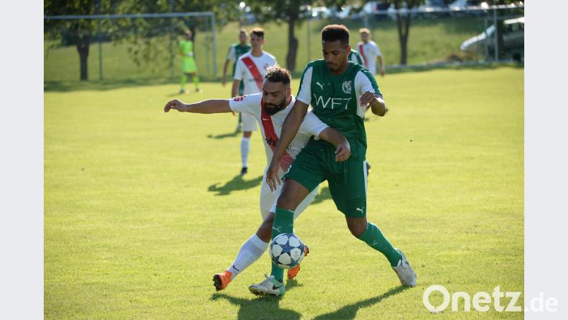 im ersten Heimspiel der neuen Bayernliga-Saison schoss die DJK Gebenbach (rechts Julian Ceesay im Duell mit Ahmet Kulabas) den ATSV Erlangen mit 5:1 ab. brü
