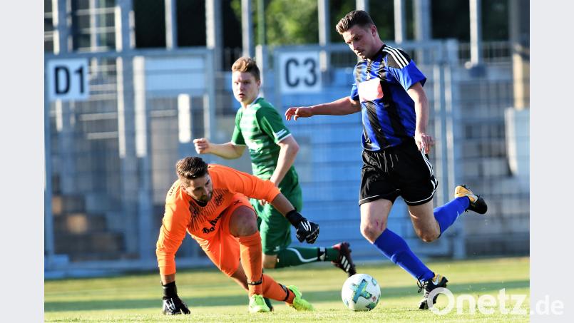 Ein typisches Rodler-Tor: Der Weidener Angreifer (rechts) umkurvte Gästekeeper Christopher Binder (links) und erzielte am Mittwochabend mit einer feinen Einzelleistung den Führungstreffer für die SpVgg SV Weiden im Heimspiel gegen den SV Hutthurm. btg