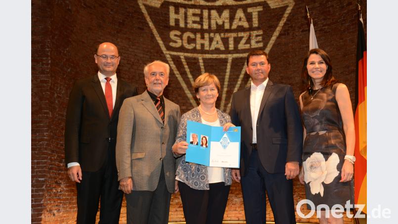 Finanz- und Heimatminister Albert Füracker (links) übergibt gemeinsam mit Wissenschafts- und Kunstministerin Professor Dr. Marion Kiechle (rechts) den Preis an Werner Reger und Grete Reger vom Stadtmuseum Pleystein, die von Bürgermeister Rainer Rewitzer begleitet wurden. bey