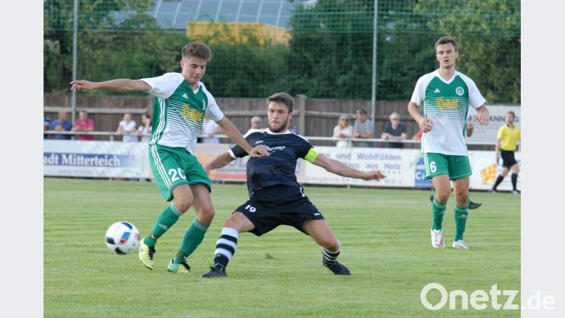 Der SV Mitterteich zeigte sich gegen den SV Friesen zwar verbessert, wartet aber auch nach dem zweiten Spieltag weiter auf den ersten Saisontreffer. In dieser Szene liefert sich David Dobras (links) einen beherzten Zweikampf gegen Nils Firnschild (Mitte). gb