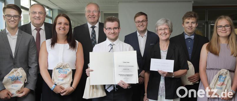 Das Kepler-Gymnasium ist Träger des Jugend-Kulturförderpreises 2018 (von links:) Benedikt Gagel, Bezirkstagsvizepräsident Lothar Höher, Lena Forster, Bezirkstagspräsident Franz Löffler, Projektleiter Matthias Dietrich, Laudator Philipp Seitz, Rektorin des Kepler-Gymnasiums Sigrid Bloch, Maximilian Koscienly und Jasmin Hilburger. Wolfgang Steinbacher