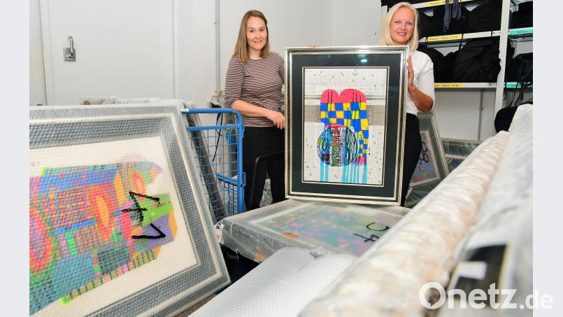 Alexandra Kummert (links) und Petra Strobl mit den noch eingepackten Werken von Friedensreich Hundertwasser. Sie werden erst kurz vor Ausstellungsbeginn ins ACC gebracht und dort aufgehängt. Petra Hartl