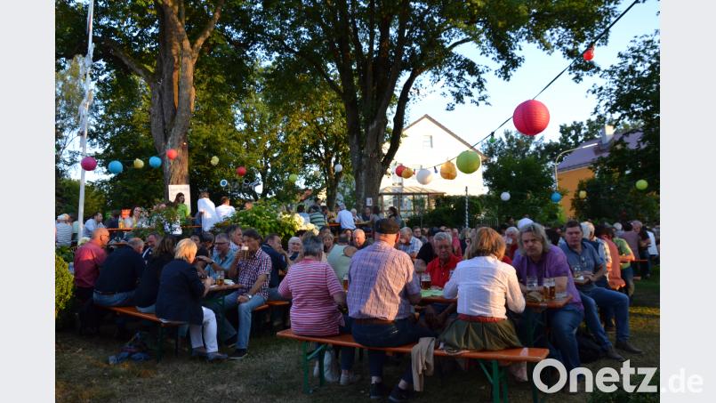 Die Moosbacher Musikanten haben zum Lampionfest in den Garten der Brauerei Scheuerer eingeladen. Die Musiker freuen sich über die vielen Besucher und die super Stimmung. gi