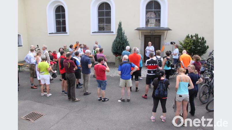 Vor der Ägidienkirche in Thumsenreuth begann die erste Kirchenführung. den