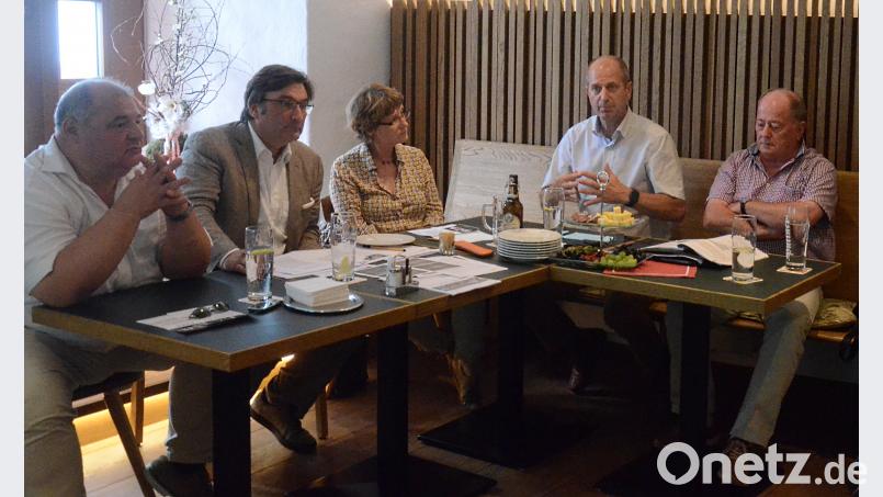 Für CSU-Stadtrat Hans Blum ist ein kostenfreier ÖPNV die Lösung aller Probleme. Der Verkehr müsse raus aus der Innenstadt, forderte er beim Dämmerschoppen der Senioren-Union im Ratskeller. Kunz