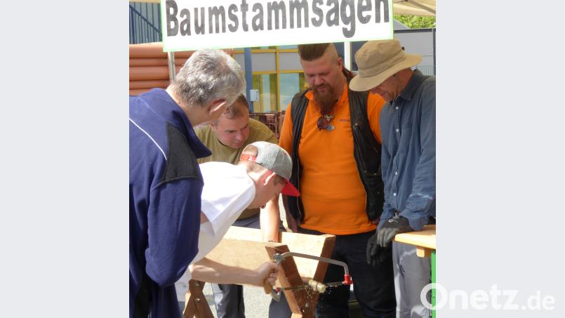 Handwerksgeschick war notwendig beim Baumsägen. fsb