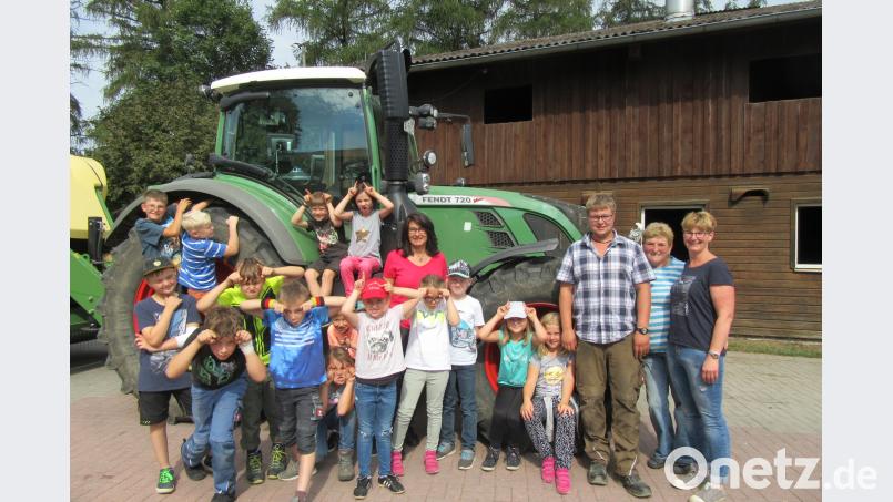 Die &quot;wilden Stiere&quot; der dritten und vierten Klasse mit Lehrerin Birgit Zant (Mitte) besuchten den Erlebnisbauernhof von Petra, Anna und Christof Fischer (von rechts). exb