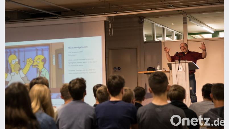 Markus Hünemörder bei seinem Vortrag in Amberg. (exb)