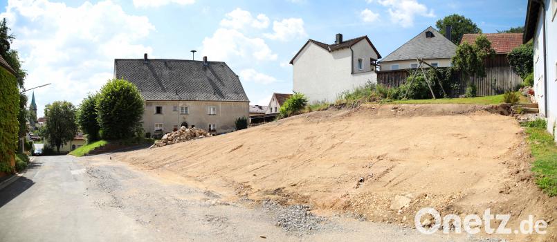 Wo bis vor wenigen Tagen die beiden Anwesen Nr. 15 und 17 standen, soll die neue Grünanlage mit einem herrlichen Blick auf den Kaiserberg, dem Turm der katholischen Pfarrkirche sowie auf die ehemalige St. Veitskirche (Bildmitte) entstehen. njn