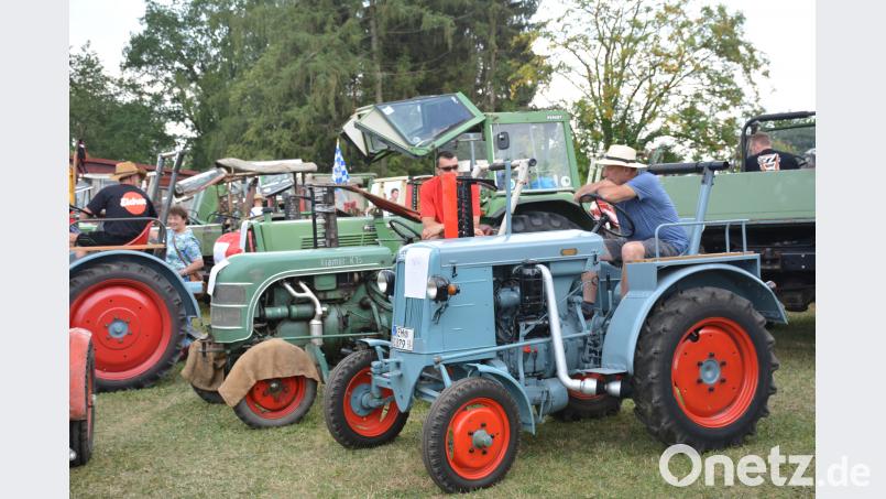 Beim Oldtimer-Bulldogtreffen in Oberwappenöst kommen die alten Gefährte bei Groß und Klein an. ak