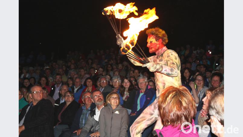 Eine bizarre Feuergestalt überrascht so manchen Besucher. lg