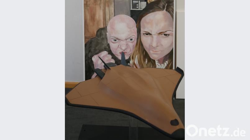 Vorne die Designstudie &quot;Space Shuttle&quot; von Philipp Klävers als Clay-Modell, hinten eine Acrylmalerei von Stefanie Iftner mit dem Titel &quot;Auf Facebook gepostet&quot;. tr