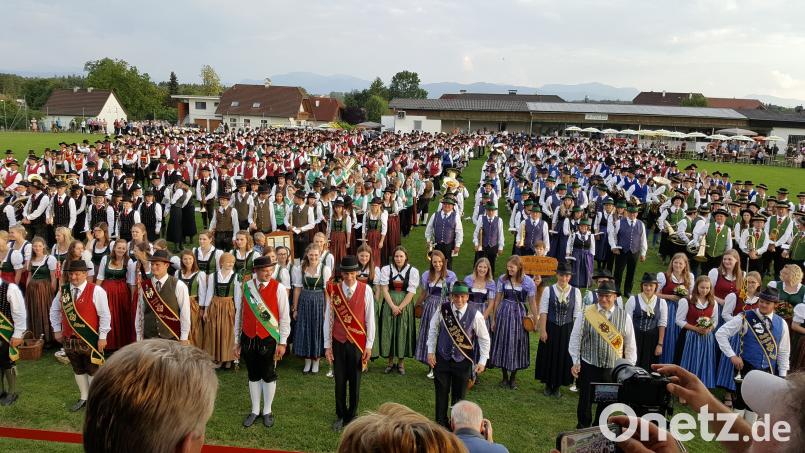 Gemeinschaftschor mit über 1.200 Musikern die Jugendblaskapelle Nabburg, zusammen mit dem Geburtstagskind Musikverein Ried im Traunkreis Bild: bph