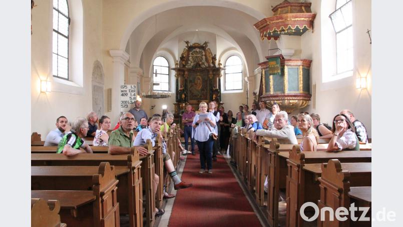 &quot;Eigentlich müssten wir uns jetzt auf den Boden legen&quot;, erklärte Pfarrerin Nadine Schneider und sprach über die biblischen Szenen an der Langhausdecke in Thumsenreuth. den