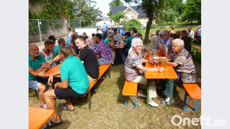 Einen kühlen Platz und ein kühles Bier: der Museumsfrühschoppen war ein voller Erfolg. is