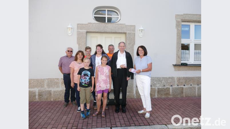 Spendenübergabe des Katholischen Landvolks Schwarzenbach an Pfarrer Johann Hofmann (Zweiter von rechts), der das Geld stellvertretend für Schwester Anna Rita Schedl von der Marienhiller-Missionsstation Glen Aventin Umtata in Südafrika angenommen hat. exb