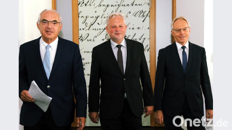 Rundgang durch das Landgericht Amberg (von links): Landgerichtspräsident Harald Riedl, Oberlandesgerichtspräsident Thomas Dickert und der Direktor des Amtsgerichts Amberg Ludwig Stich. (gf)