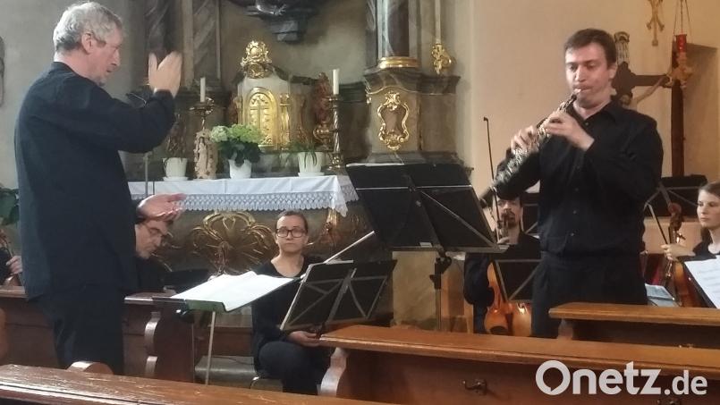 Die Soloparts von Vojtěch Pospíšil an der Oboe zählten mit zu den Höhepunkten des Konzerts. Links dirigiert Professor Josef Blank. eib