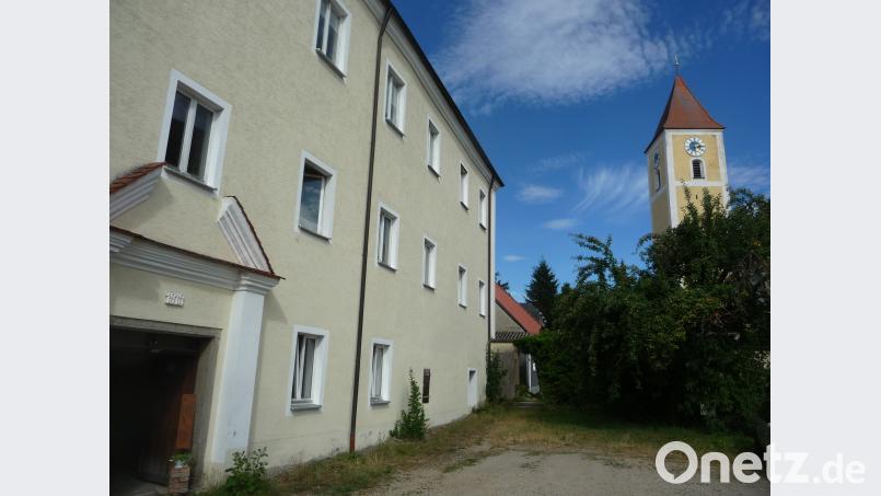 Links das Altendorfer Schloss aus dem 18. Jahrhundert. Der vordere Teil ist aus dem alten Burgstall errichtet. Rechts Blick auf den Kirchturm. Thomas Salzl