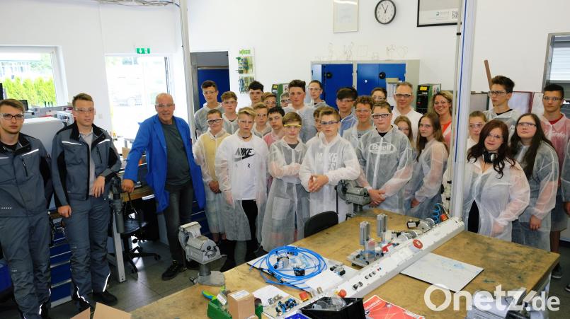 26 Schülerinnen und Schüler des Technik-Wahlfaches der Staatlichen Wirtschaftsschule Eschenbach erhalten zusammen mit den Lehrkräften Jürgen Koller und Sonia Stymelski einen Einblick in die Welt der Firma Rogers. Ausbildungsleiter Johannes Beierl, Produktionsleiter Siegfried Meinl und einige Azubis begleiten die jungen Leute beim Rundgang durch das Unternehmen. do
