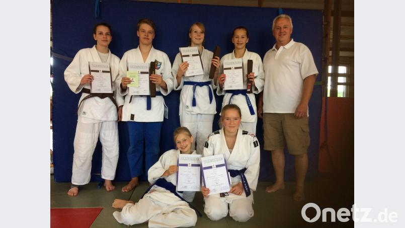 Die neuen Gurtträger des JKC (hinten von links): Laura Sabisch, Leander Donhauser, Magdalena Scherer, Antonia Bartmann und Trainer Reinhard Weiß. Vorne von links: Anna Birgmann, Julia Röbl. tbi