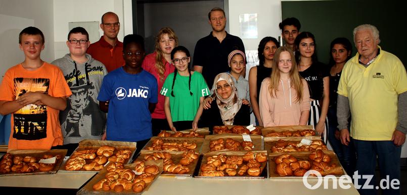 Schüler der Max-Reger-Schule lernen bei Bäckermeister Alois Spitzer (rechts) das Bäckerhandwerk kennen. R. Kreuzer