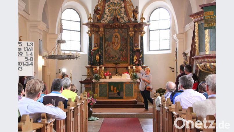 In Thumsnreuth führte Pfarrerin Nadine Schneider mittels des neuen Kirchenführers durch die Ädigienkirche. den