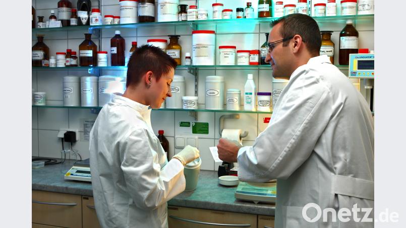 Im Zweifelsfall hilft der Apotheker bei der Wahl der richtigen Medikamente für eine vollständige Reiseapotheke. Glamourpixel - stock.adobe.com