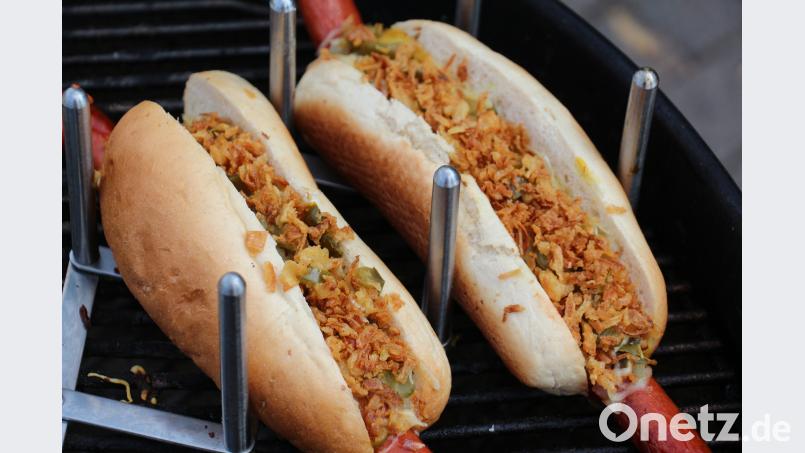 Der Chili-Cheese-Dog mit einer würzigen Angus-Rinderwurst auf dem Grill. rpp