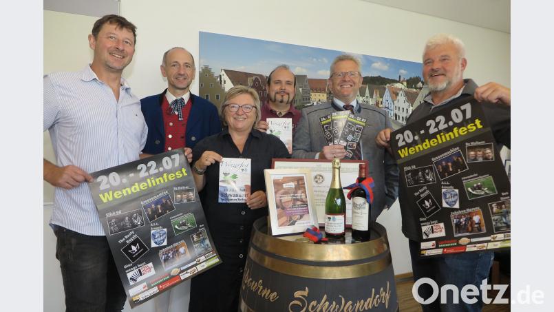 Michael Edenharter, Anton Lautenschlager, Sonja Dietl, Florian Peter, OB Andreas Feller und Michael Gradl (von links) werben für das "Mini-Bürgerfest" am Wochenende in der Innenstadt.. Hirsch