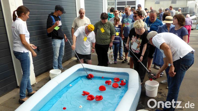 Lange Wartereihen beim Enten-Angeln. fsb