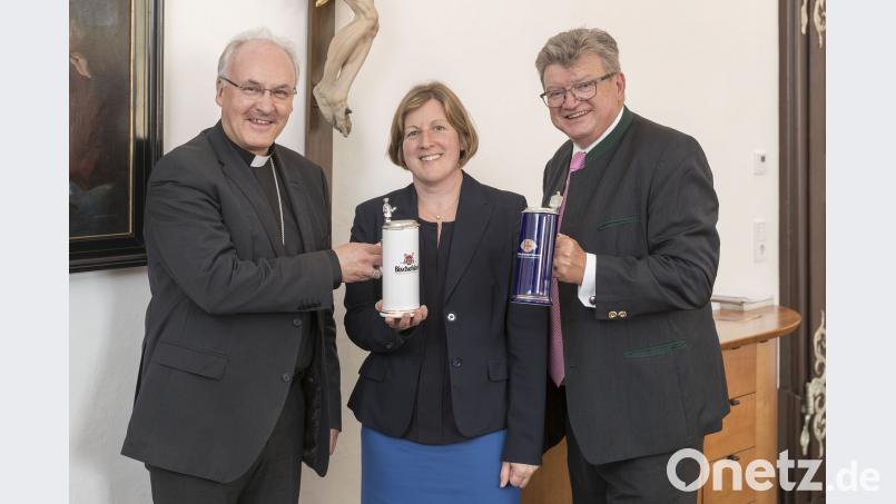 Vertragsunterzeichnung Susanne Horn neue Geschäftsführerin Brauerei Bischofshof Nachfolgerin Hermann Goß Geschäftsführer Brauerei Bischofshof Bischöfliches Ordinariat Regensburg Foto: altrofoto.de altrofoto.de
