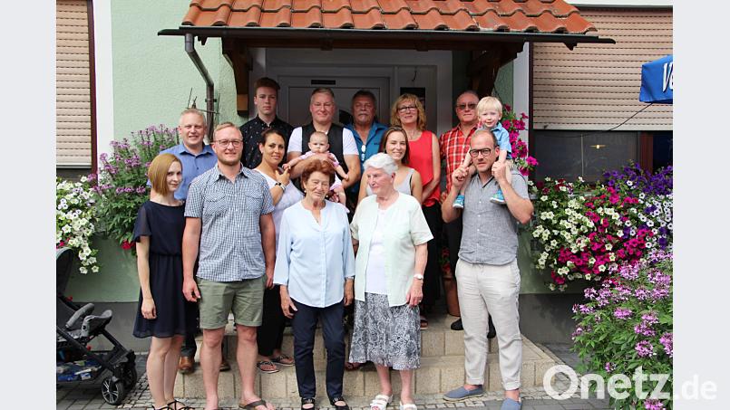 Lisa Landgraf (Mitte, vorne) feiert ihren runden Geburtstag mit Kindern, Enkelkindern, dem Urenkel, Schwägerin und Bürgermeister Jürgen Kürzinger (links außen). jma