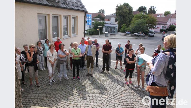 Schon vor der Kirchentür machte Pfarrerin Nadine Schneider die Gäste auf die Besonderheiten der Leonardikirche aufmerksam. den