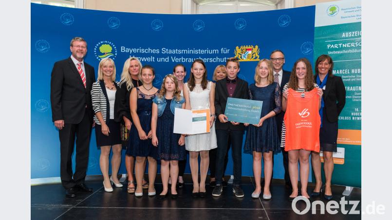 Die Mädchen und Buben der Mittelschule zusammen mit Minister Marcel Huber und Rektorin Claudia Strobel-Dietrich (Dritte von links). Mit dabei war auch Bürgermeister Bernd Sommer (hintere Reihe, rechts). Foto: ©Mirko Milovanovic