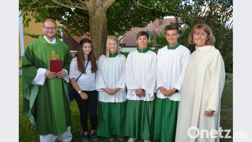 Michael Hilburger, Lukas Gruber und Anja Hilburger (von rechts) geben ihr Amt als Ministranten in der Simultankirche auf. Nachfolgerin als Oberministrantin ist Antonia Stengel (Zweite von links). Kaplan Ulrich Eigendorf (links) und Gemeindereferentin Christine Hecht (rechts) danken dem fleißigen Gespann. dob