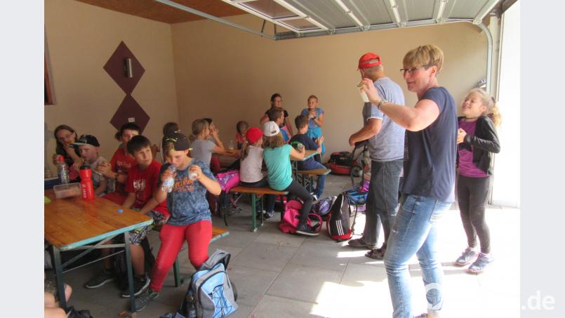 Petra Fischer und Rektor Ulrich Sangl und Kinder der Gundschule Bärnau beim Rahmschütteln. exb