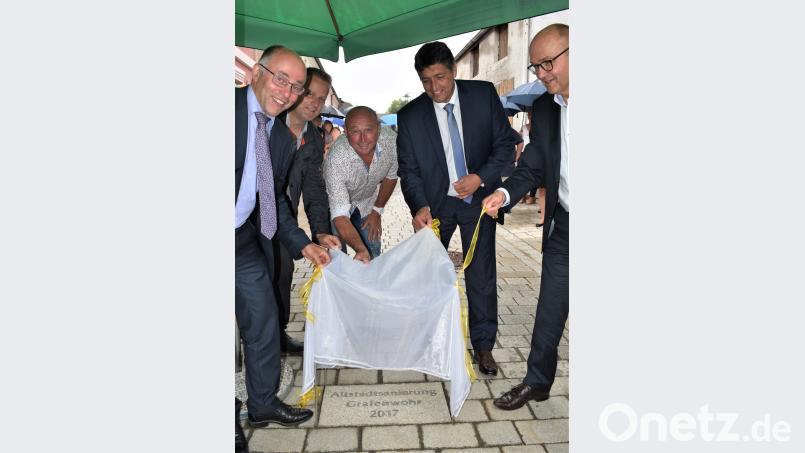 Feierliche Enthüllung bei der Altstadtsanierung: Unser Bild zeigt von links: Stellvertretender Landrat Albert Nickl, Michael Wagner vom Architekturbüro Schultes, Alexander Dumler (Baufirma), Bürgermeister Edgar Knobloch und der leitende Baudirektor der Regierung Dr. Hubert Schmid. rgr