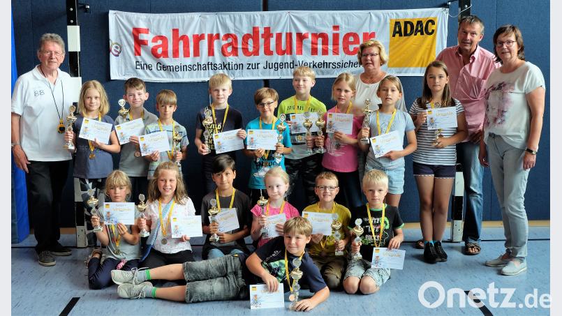 Die Gewinner des Fahrradturniers mit stellvertretendem ADAC-Vorsitzenden Karl Seiler (von links), ADAC-Vorstandsmitglied Renate Müller, 2. Bürgermeister Hans Beutner und Rektorin Gabriela Bäumler mit den Gewinnern der jeweiligen Klassen wlr