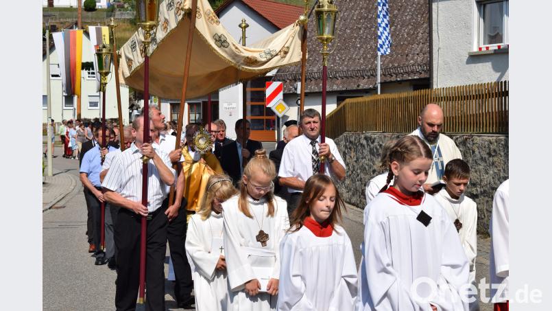 In einer feierlichen Prozession zogen die Gläubigen durch die Straßen von Trausnitz. Bild: bnr