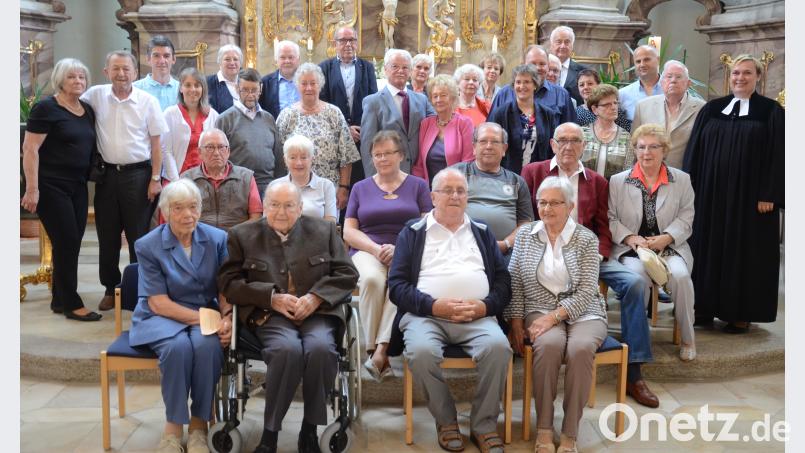 Pfarrerin Stefanie Endruweit segnete am Samstag beim Gottesdienst in St. Michael 18 Jubelpaare, die seit 25, 50, 55, 60 und 65 Jahren verheiratet sind. Kunz