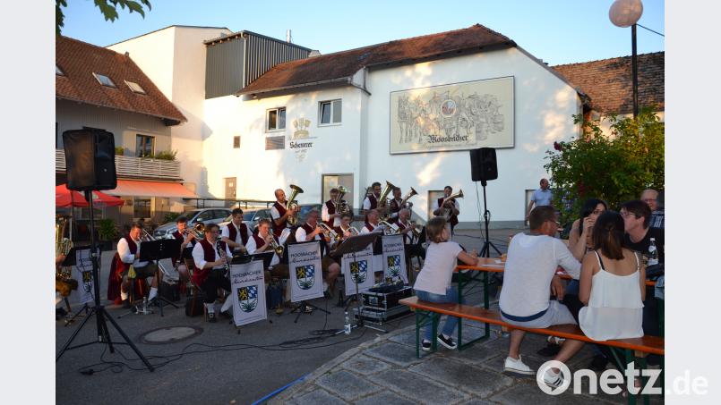 Die Moosbacher Musikanten haben zum Lampionfest in den Garten der Brauerei Scheuerer eingeladen. Die Musiker freuen sich über die vielen Besucher und die super Stimmung. gi