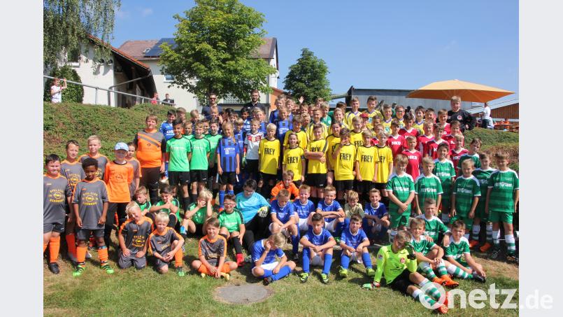 Zehn E-Juniorenmannschaften beteiligten sich am Samstag an einem Nachwuchsturnier des TSV Konnersreuth. Im Bild alle Teams mit TSV-Jugendleiter Stefan Scherer und TSV-Vorsitzendem Maximilian Siller (hinten, von links). kro
