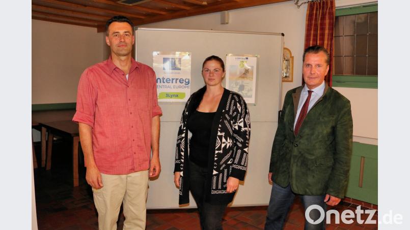 Mit großem Fachwissen beeindruckten bei der ersten Informationsversammlung zum Ansiedelungsprojekt „Luchse im Steinwald“, Manfred Wölfel und Sarah Schölzel vom Bayerischen Landesamt für Umwelt (von links). Der Vorsitzende des Naturparks Steinwald, Eberhard Freiherr von Gemmingen-Hornberg (rechts), dankte den Referenten für die umfangreiche Aufklärung. exb
